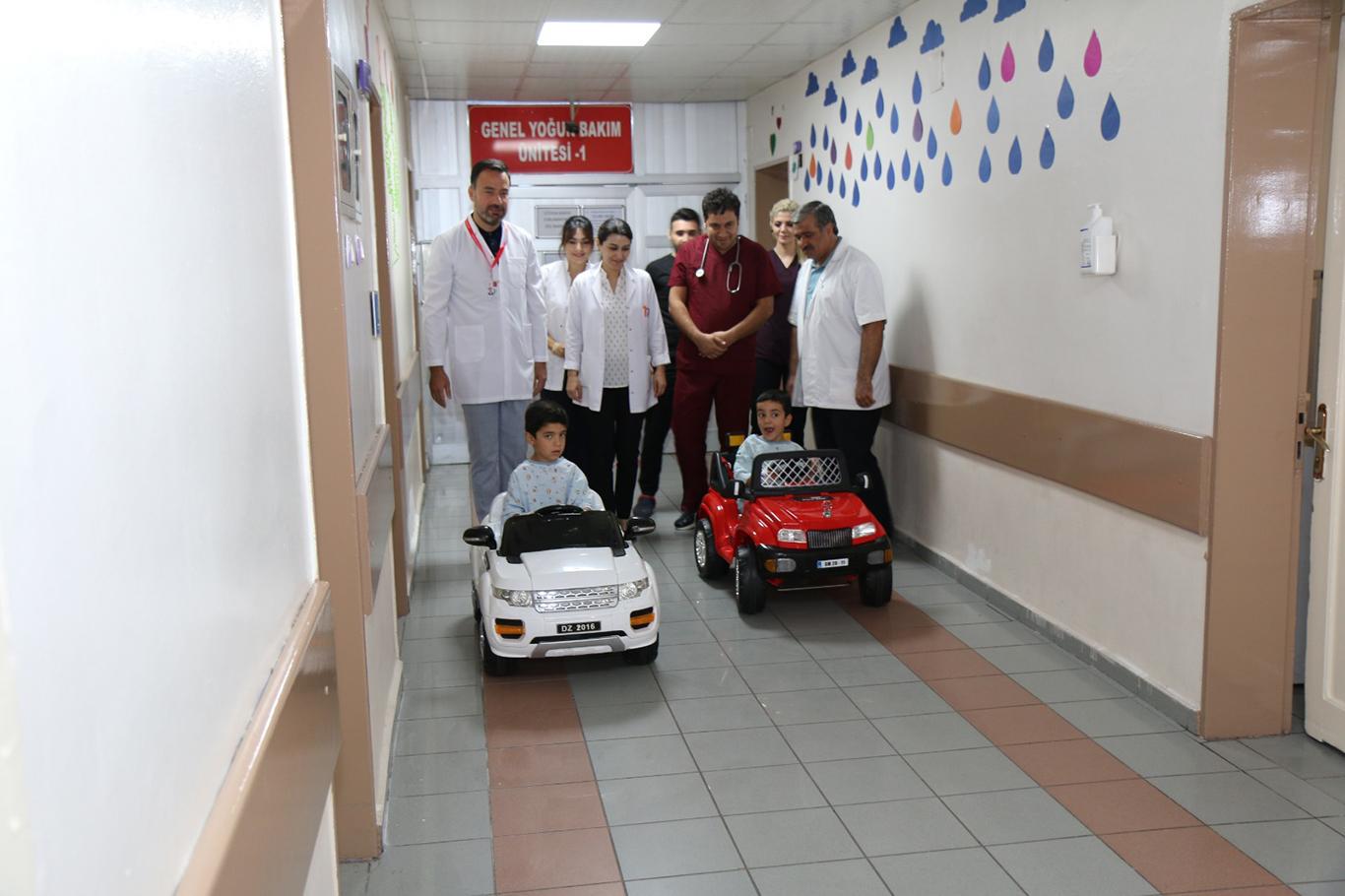 Çocuklar akülü arabayla ameliyathaneye götürülüyor